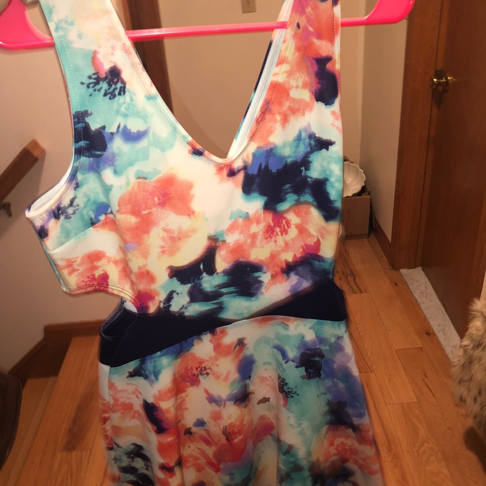 Dresses - Picture 2 of 5